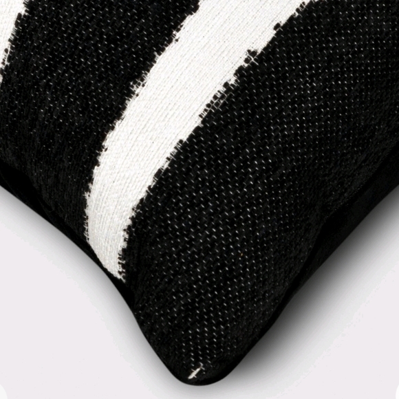 Threshold NWT Linework Jacquard Lumbar Pillow in Black/Cream - Picture 4 of 6